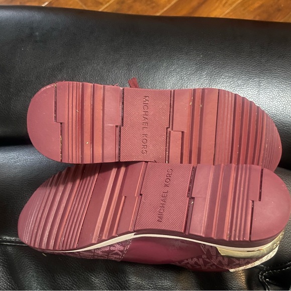 MICHAEL KORS BURGUNDY WOMENS TENNIS SHOE SIZE. 7.5 - Picture 5 of 6